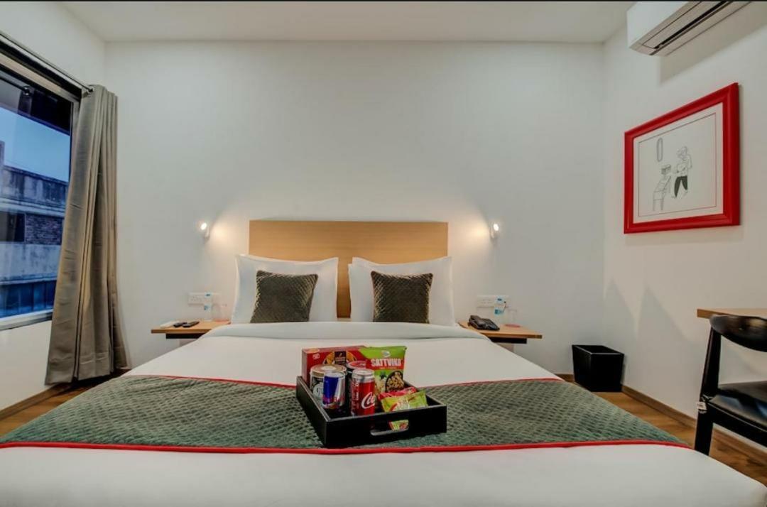 Hotel Town Plaza Пуне Екстер'єр фото